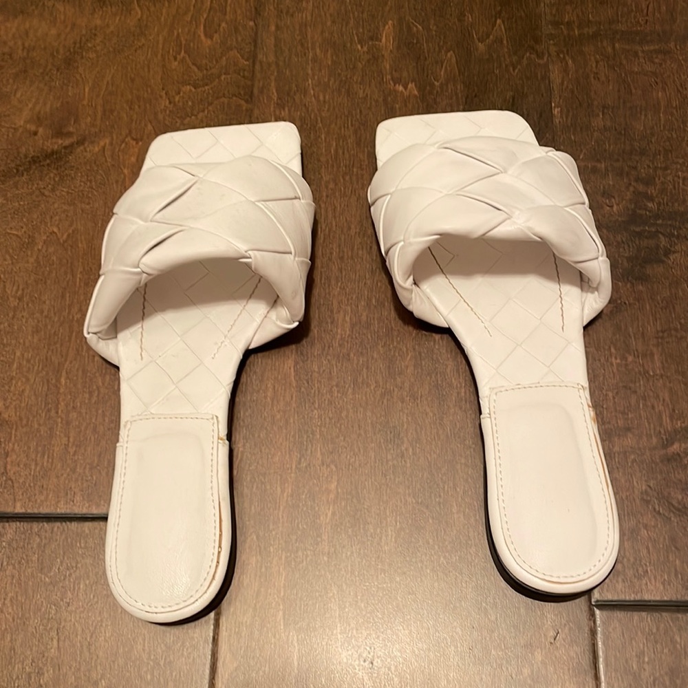 Vetaste White Flat Woven Sandals